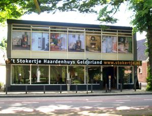 Haardenhuys vol met houtkachels en gaskachels