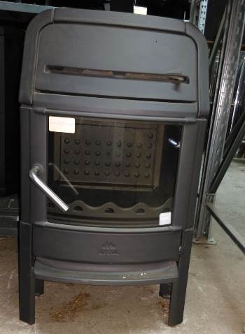 De Jotul Petite F220 houtkachel heeft een retro look en is stoer en toch  niet erg groot.